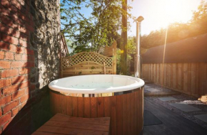 Luxury Mary's Croft with Swedish Hot tub and BBQ HUT